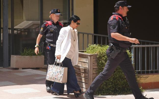 La terapeuta de la familia Andic, Julia Lüderwaldt, a su llegada al Juzgado Nº4 Martorell.
