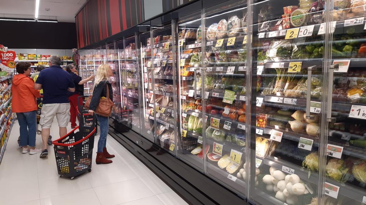Clientes en un supermercado en Vitoria