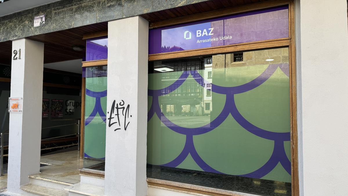 El BAZ, ubicado provisionalmente en el número 21 de la calle Iturriotz, mientras se ejecuta la reforma del local que alberga el servicio en la calle Arano eta Garcia maisu-maistrak