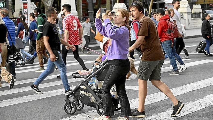 Una pareja pasea con su bebé. | FOTO: OSKAR GONZÁLEZ