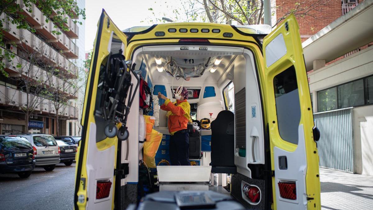 Una técnico del Sistema de Emergencias Médicas (SEM) de la Generalitat de Catalunya en una ambulancia.