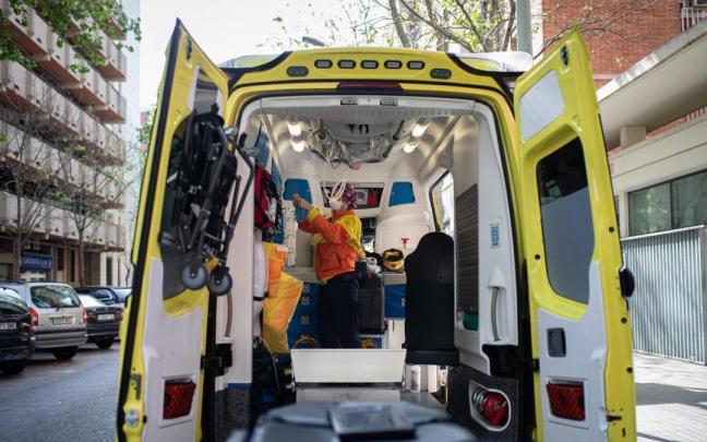 Una técnico del Sistema de Emergencias Médicas (SEM) de la Generalitat de Catalunya en una ambulancia.