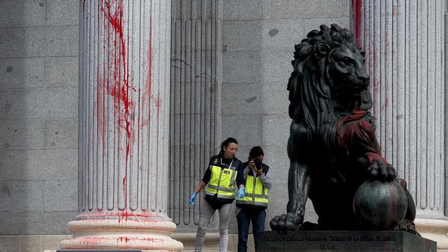 Activistas por el clima manchan con pintura roja la fachada de los Leones  del Congreso - Onda Vasca