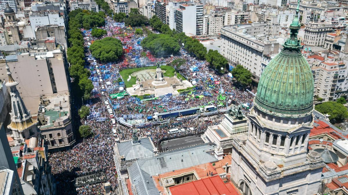 Miles de personas participa en la jornada de huelga general en Argentina