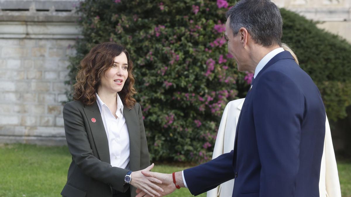 Frío saludo de Ayuso y Sánchez en la Conferencia de Presidentes.