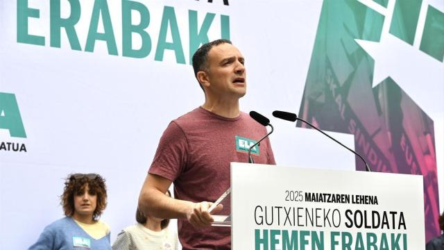 El secretario general de ELA, Mitxel Lakuntza, interviene durante un acto antes de la manifestación del Primero de Mayo de 2025. / EP El secretario general de ELA, Mitxel Lakuntza, interviene durante un acto antes de la manifestación del Primero de Mayo de 2025.
