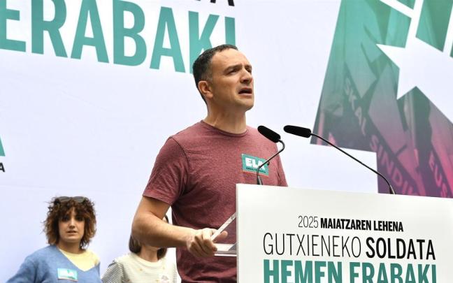 El secretario general de ELA, Mitxel Lakuntza, interviene durante un acto antes de la manifestación del Primero de Mayo de 2025.