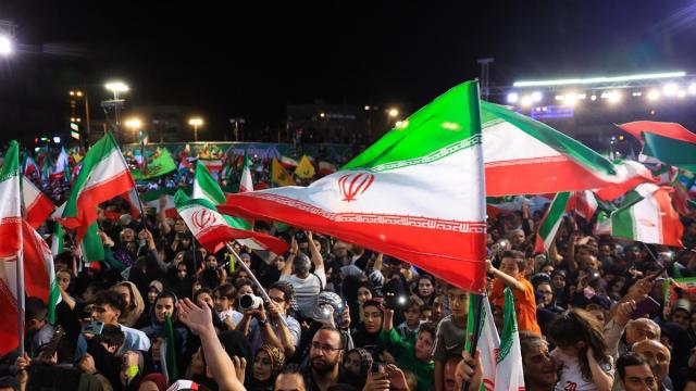 Partidarios del gobierno de Irán celebran el alto el fuego acordado el pasado mes de mayo.