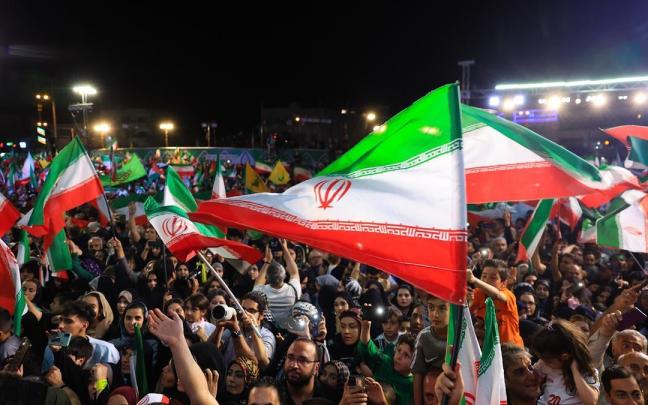 Partidarios del gobierno de Irán celebran el alto el fuego acordado el pasado mes de mayo.