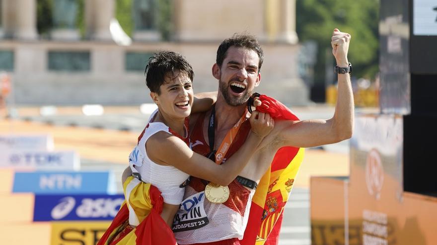 Los marchadores españoles Álvaro Martín y María Pérez muestran su alegría con la medalla de oro colgada como campeones del mudo de los 35 kilómetros marcha