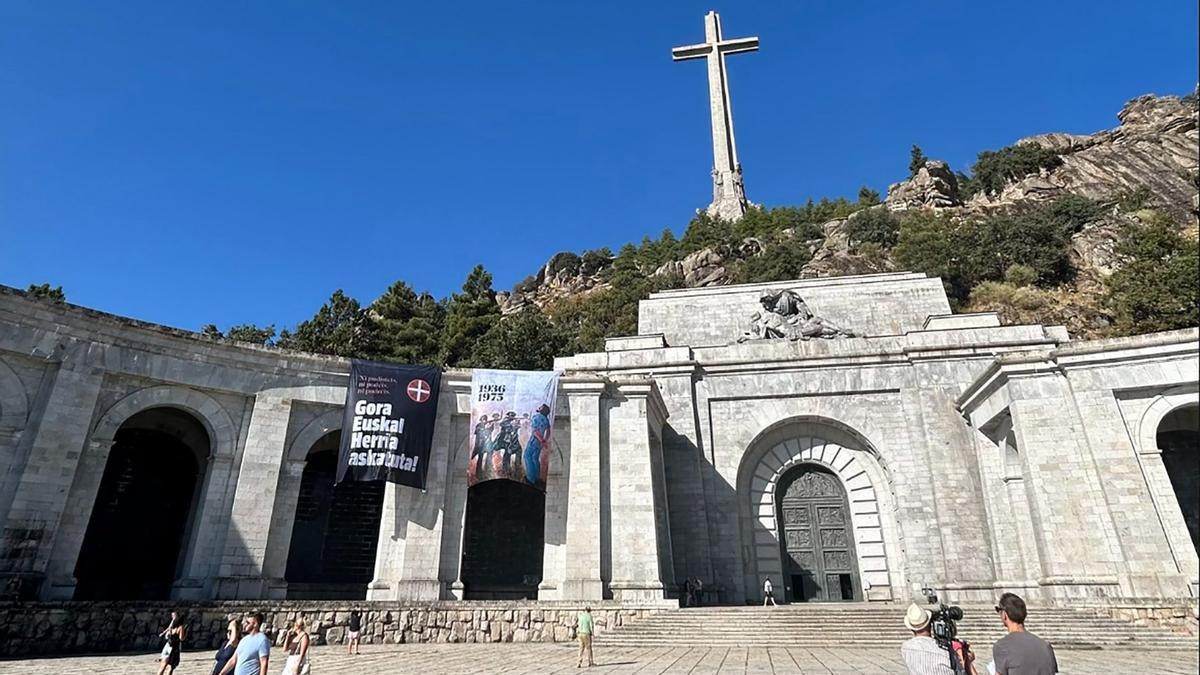 Activistas de Sortu colocan pancartas con 'Gora Euskadi Askatuta' en Cuelgamuros