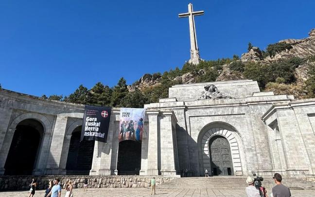 Activistas de Sortu colocan pancartas con 'Gora Euskadi Askatuta' en Cuelgamuros