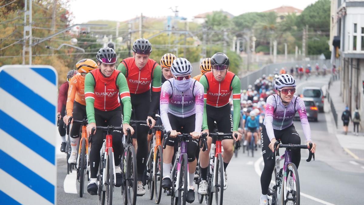 Basotik, una gran fiesta ciclista en Deba que reunió a 350 corredores en la marcha de 89 kilómetros.