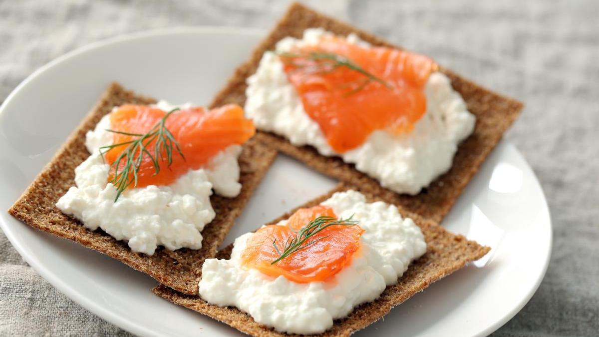 Canapés de salmón ahumado y queso crema