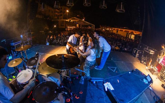 Sukena derrochando energía durante un concierto.