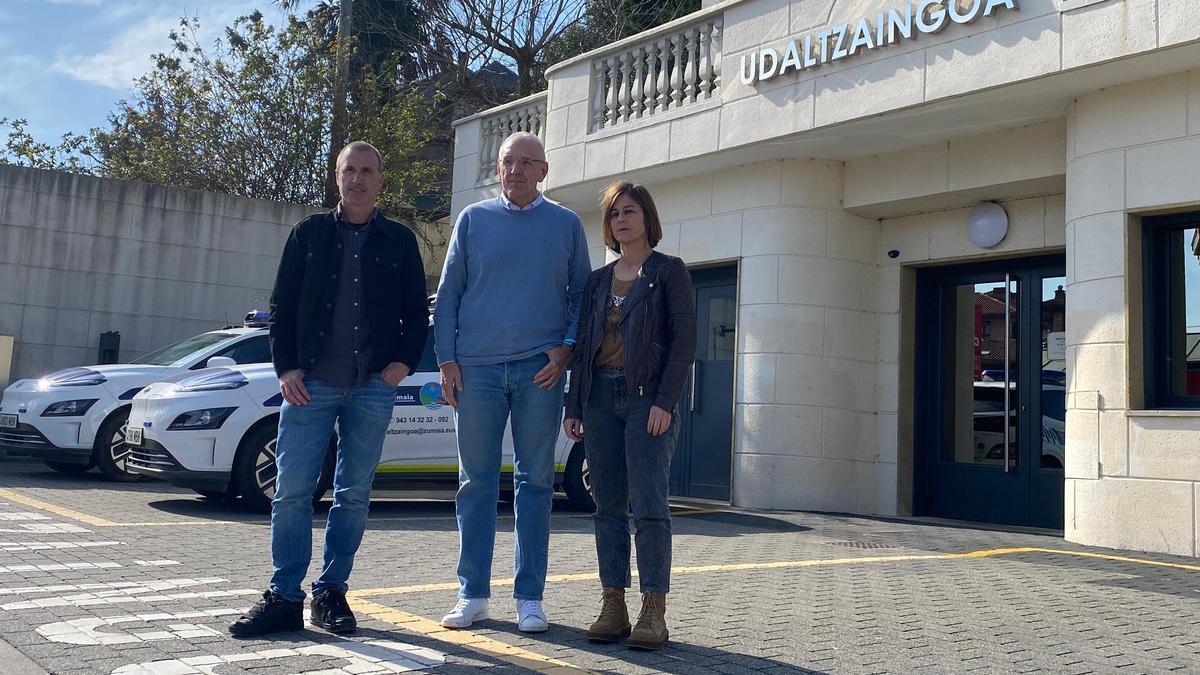Haritz Alberdi, Iñaki Ostolaza y Nagore Alkorta fuera de la sede de la Policía Municipal de Zumaia.