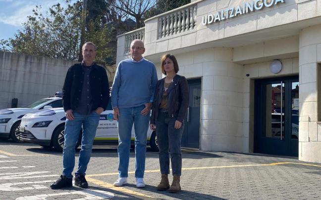 Haritz Alberdi, Iñaki Ostolaza y Nagore Alkorta fuera de la sede de la Policía Municipal de Zumaia. / Pedro Amundarain Haritz Alberdi, Iñaki Ostolaza y Nagore Alkorta fuera de la sede de la Policía Municipal de Zumaia.