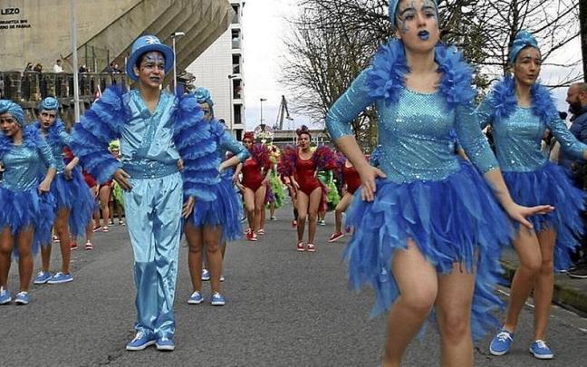 Una de las comparsas que desfiló el pasado año.