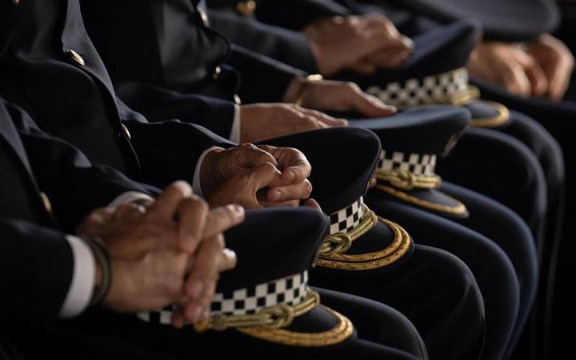 Agentes de la Guardia Urbana de Barcelona sujetan sus gorras durante una entrega de galones. Agentes de la Guardia Urbana de Barcelona sujetan sus gorras durante una entrega de galones.