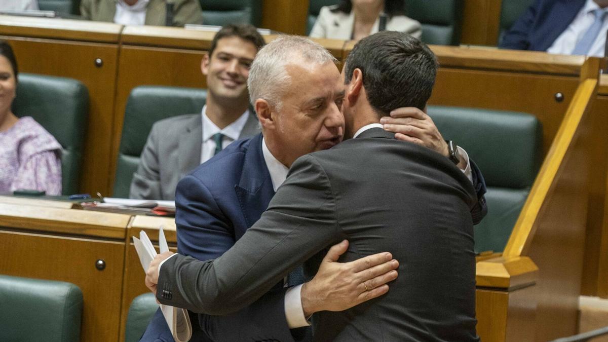 Iñigo Urkullu e Imanol Pradales se funden en un abrazo en el pleno de investidura del Parlamento Vasco.