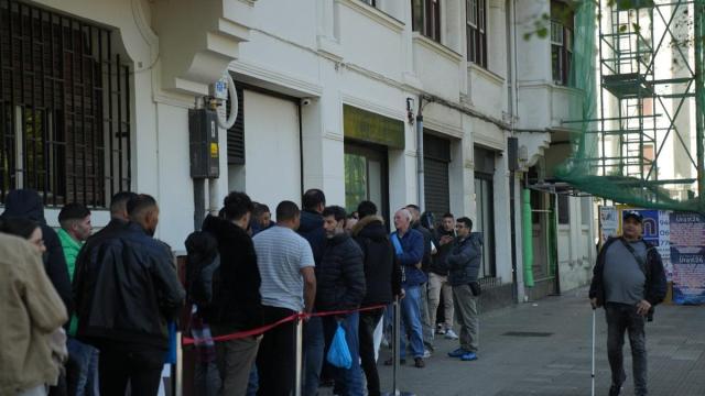 Extranjeros haciendo cola en el consulado Marroquí de Bizkaia.