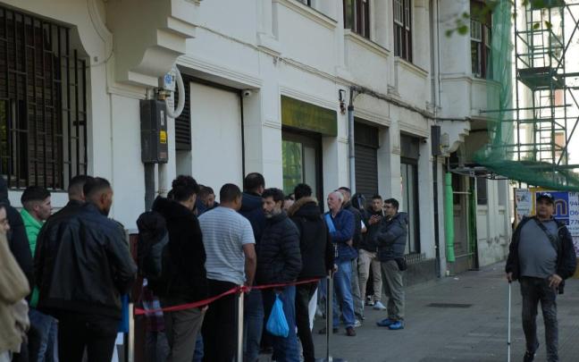 Extranjeros haciendo cola en el consulado Marroquí de Bizkaia.