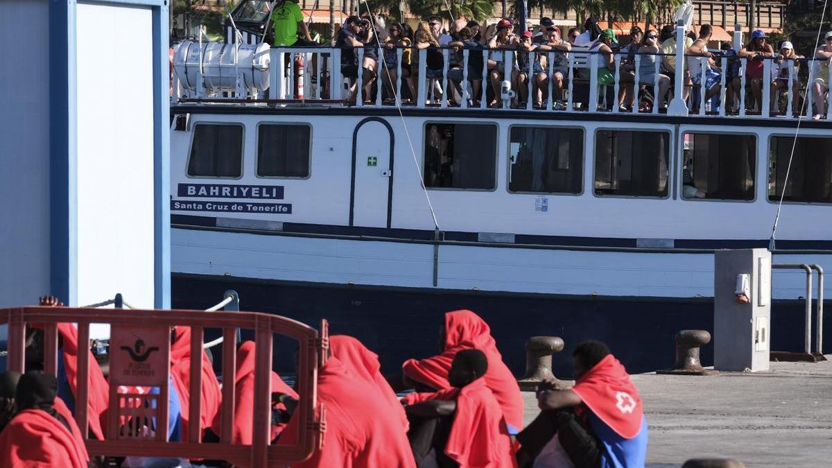 Salvamento Marítimo escolta a un cayuco con 23 migrantes de origen subsahariano hasta el puerto de Los Cristianos, en Tenerife.