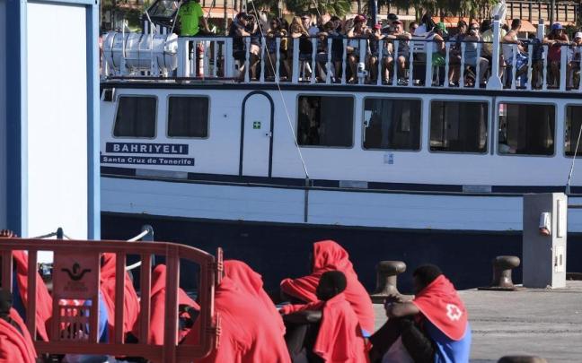 Salvamento Marítimo escolta a un cayuco con 23 migrantes de origen subsahariano hasta el puerto de Los Cristianos, en Tenerife.