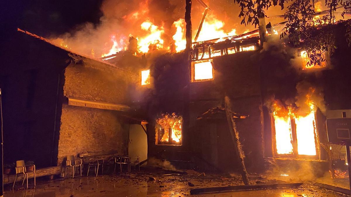 Las llamas se propagaron a gran velocidad, destrozando la vivienda.