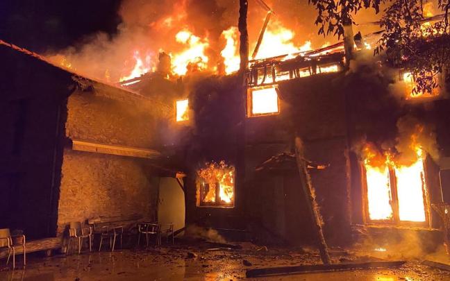 Las llamas se propagaron a gran velocidad, destrozando la vivienda.