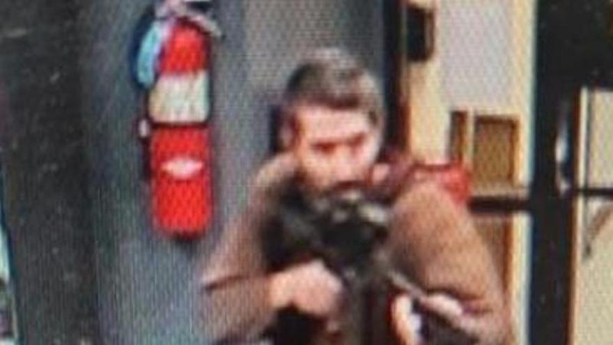 La policía ha difundido la imagen del autor de los tiroteos que se han producido en al menos dos puntos de la localidad de Lewiston, en Maine.