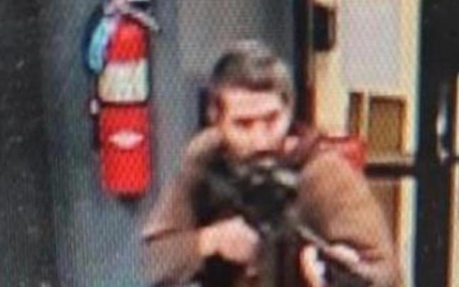 La policía ha difundido la imagen del autor de los tiroteos que se han producido en al menos dos puntos de la localidad de Lewiston, en Maine.