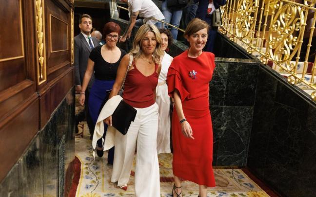 Yolanda Díaz junto a la portavoz de Sumar en el Congreso, Marta Lois durante la Sesión Constitutiva del Congreso.