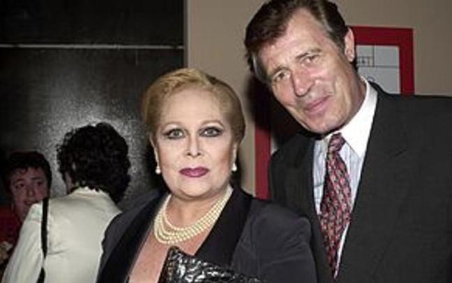 Ramiro Oliveros, en una imagen junto a su mujer, Concha Márquez Piquer