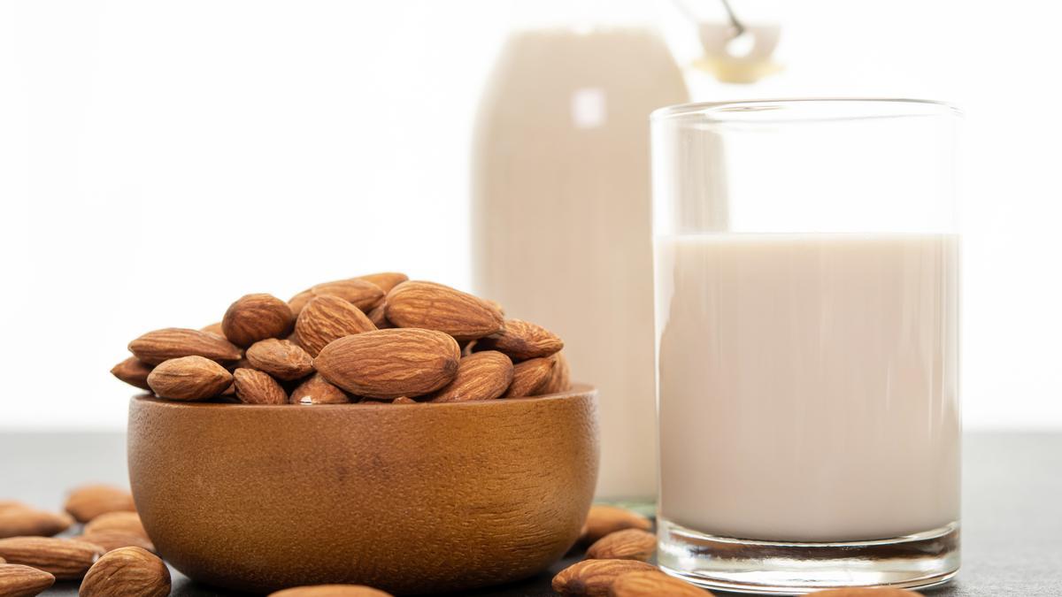 Lácteos y almendras, dos fuentes ricas en calcio.
