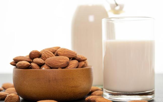 Lácteos y almendras, dos fuentes ricas en calcio.