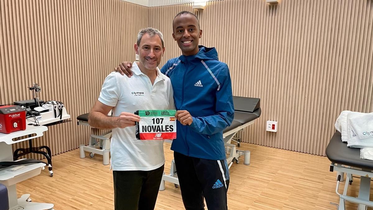 El fisioterapeuta Ángel Basas junto al atleta Tariku Novales en una fotografía de archivo.