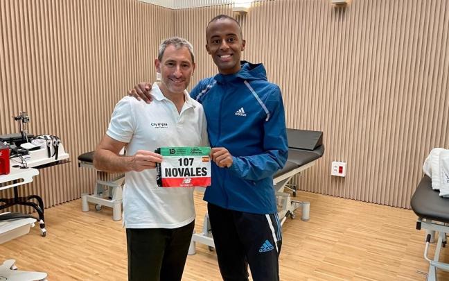 El fisioterapeuta Ángel Basas junto al atleta Tariku Novales en una fotografía de archivo.