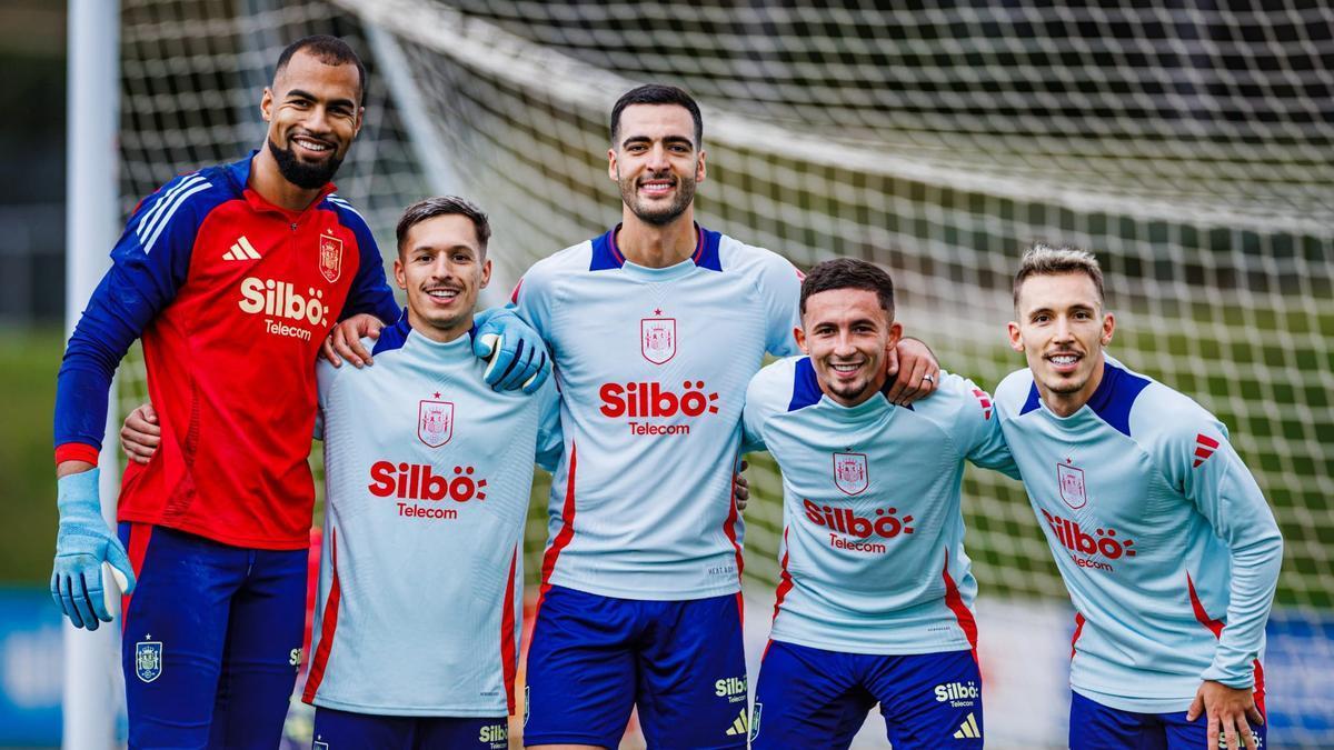 Merino, junto a Robert Sánchez, Bryan Zaragoza, Yeremy Pino y Alex Grimaldo posan tras ganar un partidillo en la concentración de la selección. / RFEF