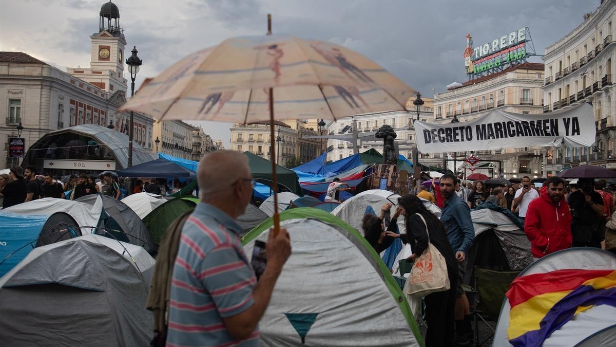 Varias personas acampadas en la Puerta del Sol.
