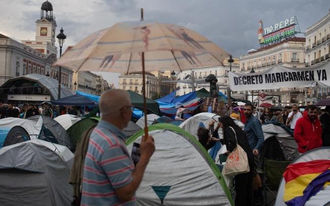 Varias personas acampadas en la Puerta del Sol.