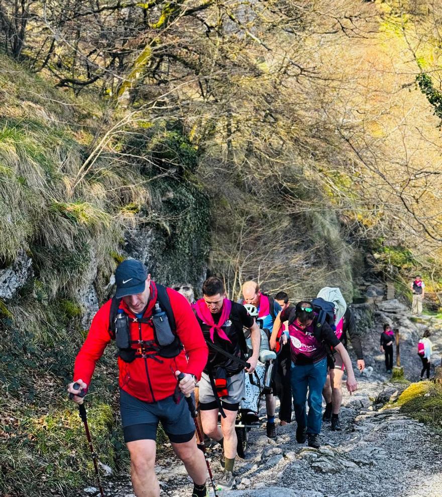 Dejamos atras la fuente y toca el tramo mas duro, con bastante piedra