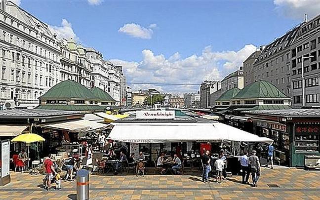 Vista general del Naschmarkt vienés. Vista general del Naschmarkt vienés.
