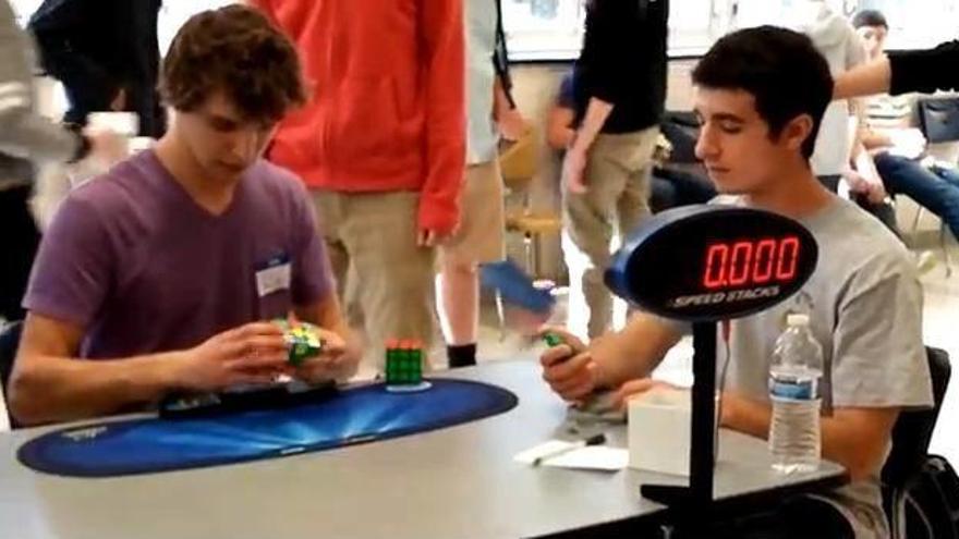 Un adolescente en una competición de Rubik.