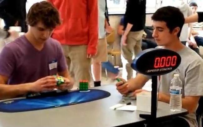 Un adolescente en una competición de Rubik.
