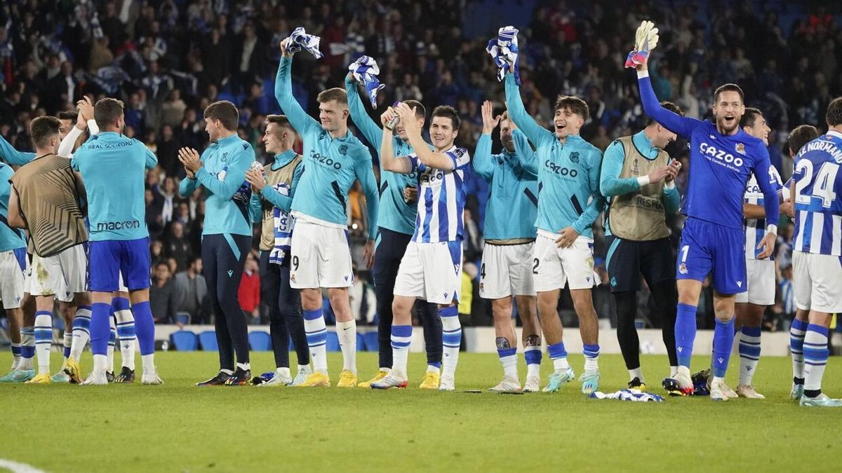 Los jugadores de la Real celebran la primera plaza de grupo conquistada la pasada temporada en la Europa League, tras caer por la mínima contra el Manchester United. / RUBEN PLAZA