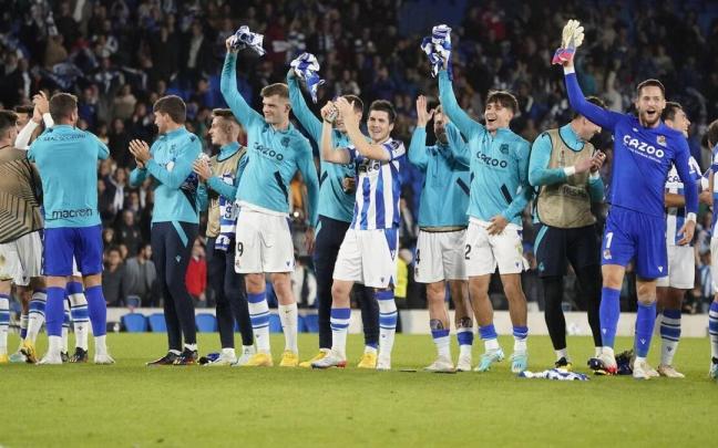 Los jugadores de la Real celebran la primera plaza de grupo conquistada la pasada temporada en la Europa League, tras caer por la mínima contra el Manchester United. / RUBEN PLAZA
