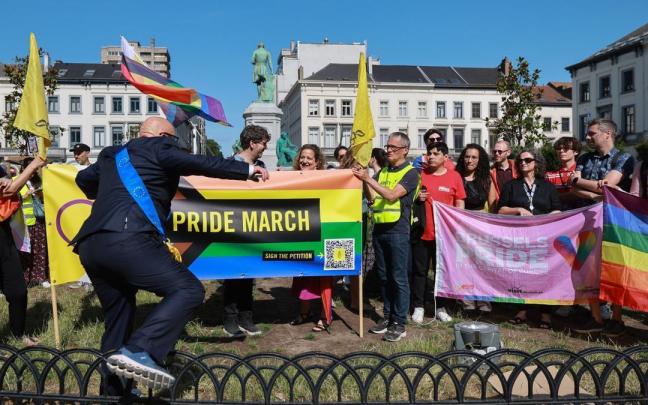 Activistas internacionales protestan en Budapest por la prohibición del desfile del Orgullo.