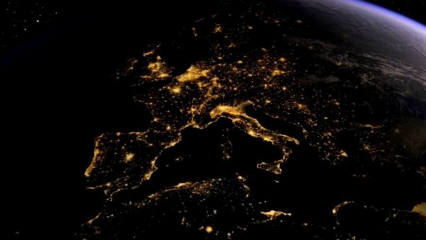 Imagen desde un satélite de Europa iluminada.
