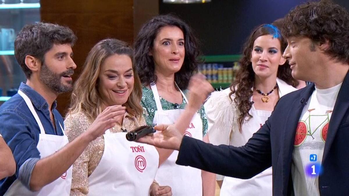 Jordi Cruz entrega una maquinilla a Miguel Diosdado para cumplir su apuesta.